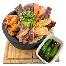MOLCAJETE DE SALMÓN AL CHICHARRÓN